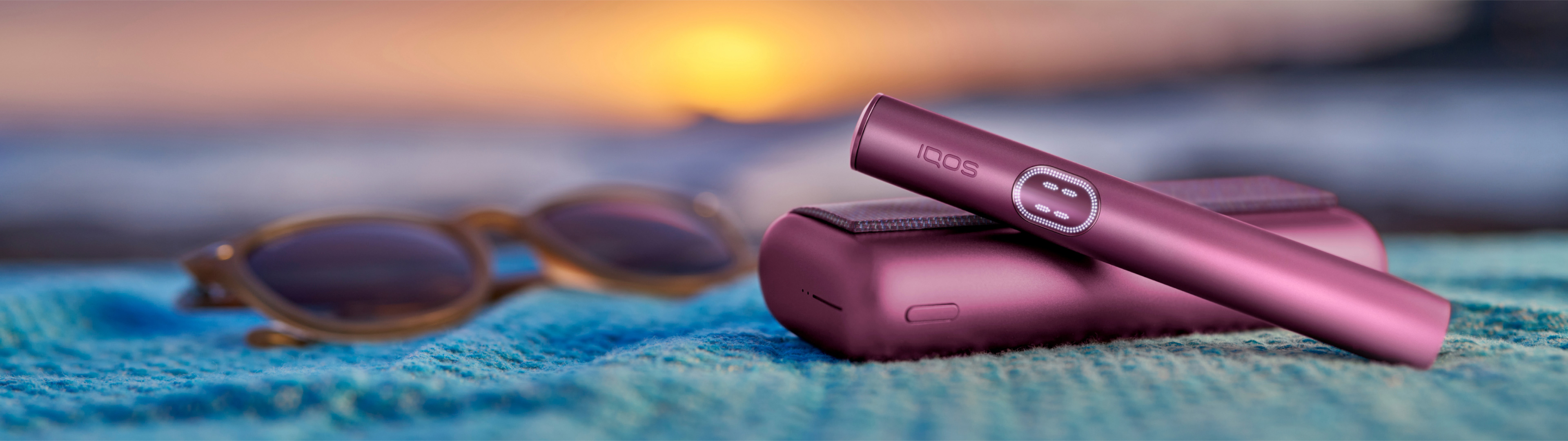 un barbat tine in mana o cutie de la un dispozitiv iqos